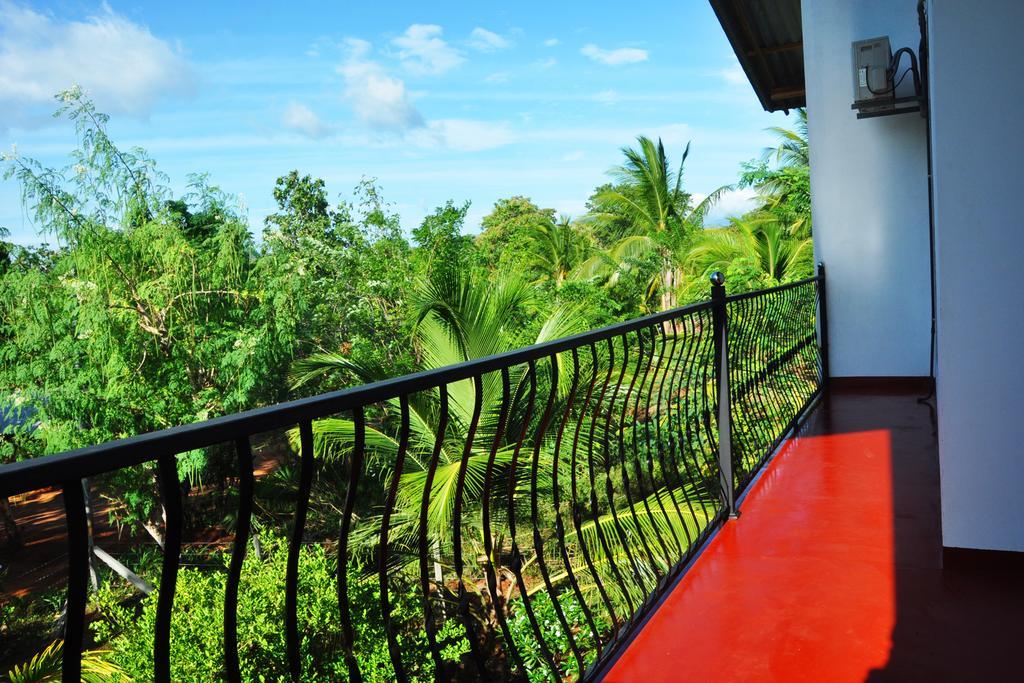 Coconut Garden House Hotel Udawalawe Bagian luar foto