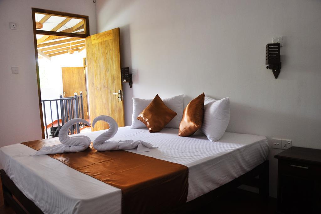 Coconut Garden House Hotel Udawalawe Bagian luar foto